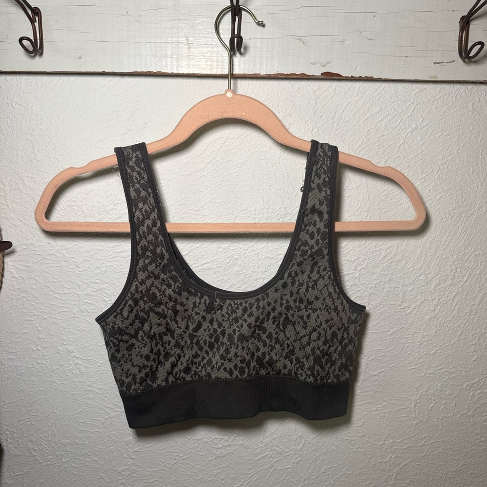 Seamless Leopard-Print Sport Bra in Black and Gray